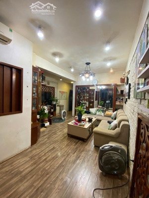 tập thể bưu điện hoàng cầu phố láng hạ 70 m2 -2 ngủ sổ đỏ ba đình ô tô đỗ cửa cách phố 10 m rất vip