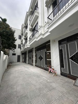 đầu tư cho thuê thì nên xem căn này. vị trí đẹp. ngõ rộng, nhiều phòng ngủ, đảm bảo đầu tư là lãi