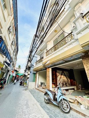 phân lô - gara ô tô - thang máy - full công năng - nhiều tiện ích xung quanh - mặt ngõ thông kd