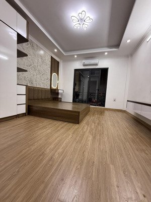 nhà phúc lợi - long biên
-diện tích 30m2 xây dựng 5 tầng