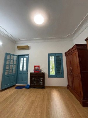 nhà phố hạ hồi, diện tích gần 50 mét, xây 4 tầng, mặt tiền 4.68 mét, nhà 2 thoáng. giá nhỉnh 33 tỷ