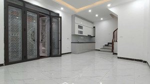 nhỉnh 5 tỷ nhà 6 tầng -tt tứ hiệp - thanh trì. ô tô đỗ -100m xe tải tránh - phố sầm uất.