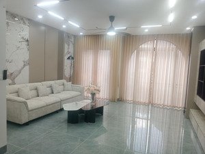 chỉ 11.79 tỷ, bán nhà dân xây 50m2, 6 tầng, mt 5.5m thang máy, gara, long biên.