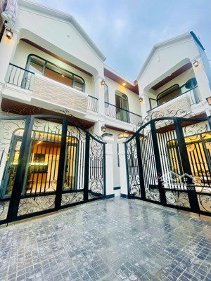 nhà 2 tầng tân cổ điển mới xây dựng xóm 5 lại thế