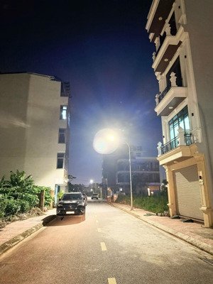 gia đình cần bán lô đấu giá - tái định cư đường cự khối, đường rông 10m ở và kinh doanh rất phù hợp