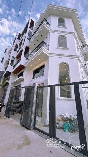 nhà đẹp xây mới ngang 7,5m x15m. đúc 3 tấm có sân vườn. đường nguyễn ảnh thủ.phường hiệp thành.q12