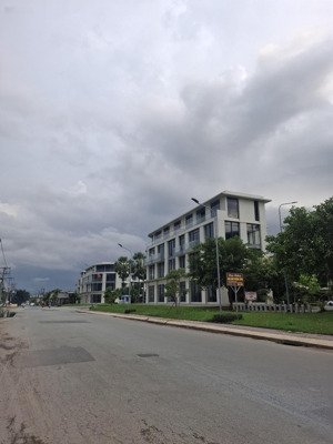 bán gấp đất phân lô hàng xóm global city giá chỉ 4.095 tỷ