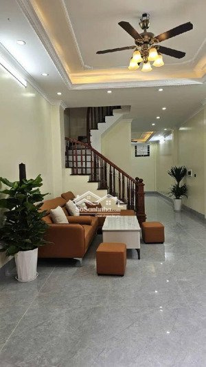 nhà khương trung - ô tô vào nhà - ngõ thông - vài bước ra mặt phố - gần nhiều tiện ích.