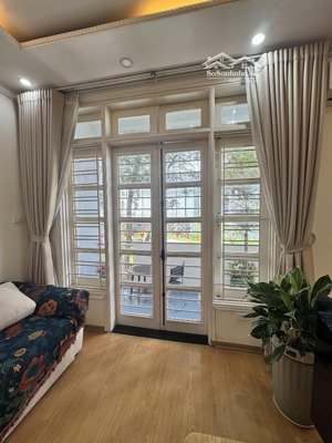 căn hộ studio 35m ban công riêng view phố, free netflix & chỗ đỗ ô tô phạm hồng thái