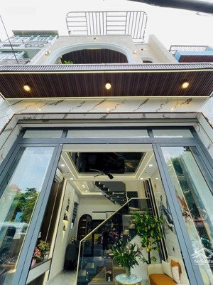 nhà ngay trường thpt nguyễn khuyến, 73m2 ngang 5, đã hoàn công cách vạn hạnh mall chỉ 5p di chuyển.