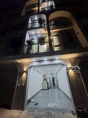 nhà 6 tầng thạch bàn 40m2 có thang máy , garage để xe, full nội thất
