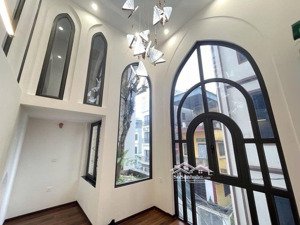 nhà 6 tầng phố trạm long biên, sát chân cầu vĩnh tuy , 34m2 giá chào 9.4 tỷ. có garage, bể bơi nhỏ