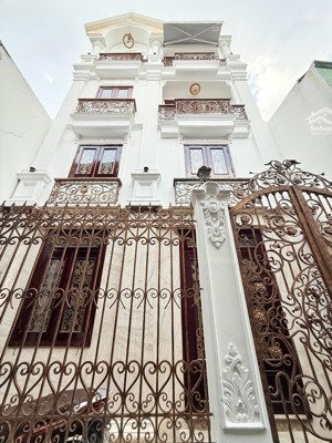 chính chủ xây ở - thiết kế châu âu - nội thất cao cấp - sát mặt tiền lê quang định, bình thạnh