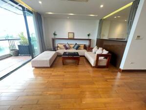 Cho thuê căn hộ 2PN tại Xuân Diệu, Tây Hồ, đầy đủ nội thất, có ban công view hồ rất đẹp