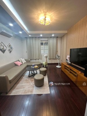 căn 80m2 xây 4tầng mt đường 8m đối diện công viên giá tốt nhất khu vực.