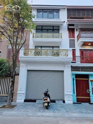 cho thuê nhà 3a ngõ trung kính. dt: 33m2 xây 5 tầng, mt: 5m. đường 2 ô tô tránh nhau