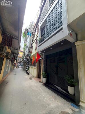 Phân lô Trần Quốc Hoàn, 36m2*6T, ô tô đỗ cửa, nhà đẹp ở ngay, dân trí cao, gần phố, 12 tỷ