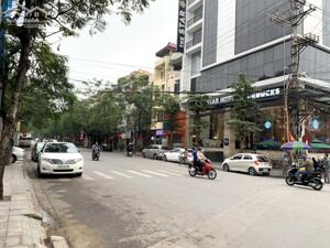 Cho thuê nhà MT: 9m DT: 180m2 phố Văn Cao vỉa hè rộng, dễ nhận diện, đoạn đẹp.