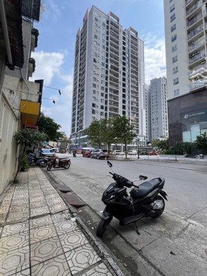 cần bán toà nhà 10 tầng thang máy mặt phố nguyễn văn cừ. dt 200 m2 x 10 tầng x 10,3m mt giá đầu tư