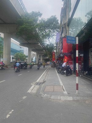 bán nhà phố cầu giấy , khu phân lô quan chức, có bv riêng, ô tô tránh , mt 7.2m , dt 133m, 42.5 tỷ