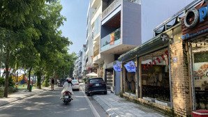 bán nhà mặt phố hồ tây, siêu hiếm. lô góc, mt gần 6m. diện tích 110m2, xây gì cũng đẹp. nhỉnh 80 tỷ