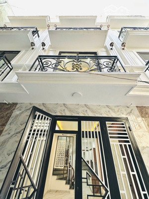 siêu nét nhà mới đã hoàn thiện gần sát mặt đường