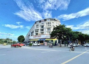 duy nhất 1 căn xây thô 90m . 4 tầng hoàn thiện mặt ngoài. hướng đông nam. giá 18.5 tỷ. giá đầu tư.