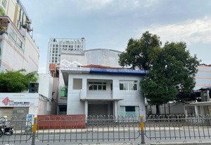 cho thuê nhà nguyên căn mt cộng hòa. dt: 10x20m. 1 trệt 2 lầu. nhà rộng rãi.