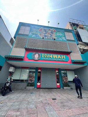 nhà nguyên căn mt cộng hòa, p4. dt: 15x20m. trệt 3 lầu trống suốt.