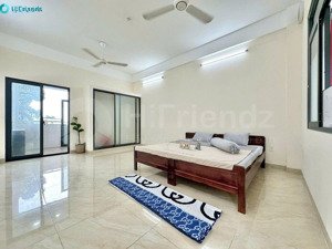 phòng ban công tách bếp ngay lê văn việt