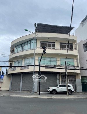 cho thuê toà nhà lô góc ngang gần 20m ngay ngã tư gần chợ đầm nha trang