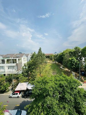 chính chủ gửi bán căn nhà phố view trực diện công viên, giá tốt có tl cho kh mua