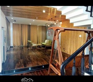 villa 4tầng mặt tiền bà huyện thanh quan,đà nẵng.
dt:350m2. 8x45m (5 phòng,6 wc)