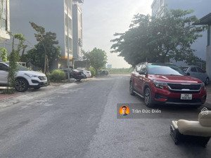 hàng hiếm trên thị trường 60m2 trục chính tái định cư trâu quỳ, đường 17m vỉa hè rộng, gần hồ