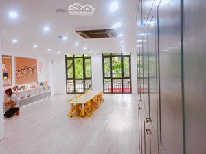 cho thuê biệt thự sang trọng hiện đại cạnh công viên cầu giấy. dt 200m x 3,5t, mt 12m. giá 50tr.