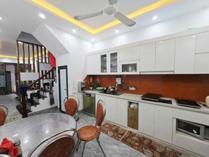 vũ hữu, thanh xuân. dt 42m² x 4 tầng, mt 3,3m, giá 8,5 tỷ. 20m ra phố.