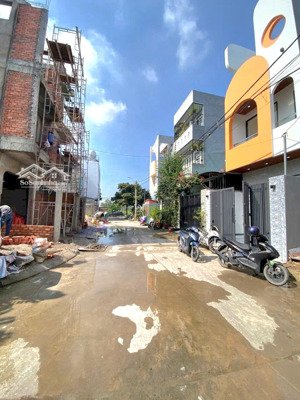 lô đất sạch đẹp đối diện chợ , kdc đông sầm uất, đường 9m 62m2 giá : 2ty980