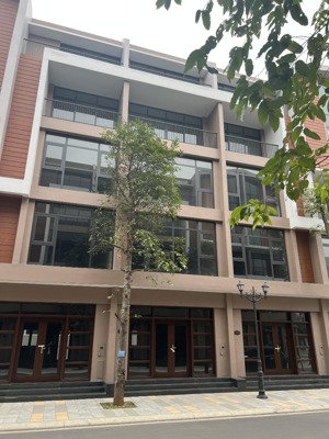 bán căn liền kề 54 m2 vin 3 cạnh biển hồ, ngay trục chính đlbm , cam kết giá tốt nhất thị trường.