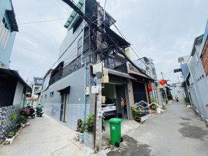 nhà 3 lầu căn góc 2 mặt tiền. thông số bạc 4x18m. ngay phạm văn đồng thủ đức. chỉ hơn 7 tỉ