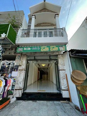 cần bán lỗ nhà đang ở ngay chợ bình chánh 4,5x20 có 1 lầu giá 790 triệu