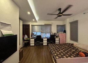 bán gấp nhà phạm văn đồng - hoàng quốc việt 36m2x 6 tầng, sát bộ công an. doanh thu 360 triệu/năm