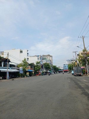 chính chủ cần bán nhà lô góc- 140m2- ô tô đỗ cửa- vị trí kinh doanh sầm uất- kề phú mỹ hưng