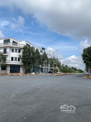 cho thuê nhà 3 lầu sân thượng trục chính kdc hồng loan thuận tiện ở mở vp công ty