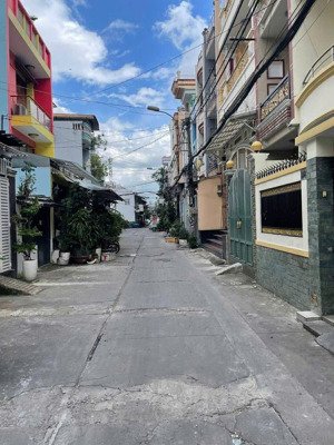 hồng bàng q11 kế quận 5, hẻm 5m ô tô thông, 3 tầng, có hẻm sau 3m.