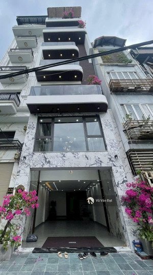 cách một nhà ra phố nguyễn văn cừ gara 2 oto 7 chỗ 60m2 xây 8 tầng thang máy - full đồ đường oto