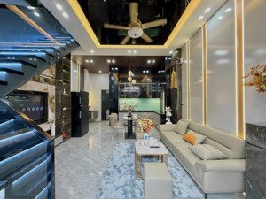 oto tránh, lô góc, nhà đẹp phố trạm, long biên 50m2 x 5tầng nhỉnh 10tỷ có thương lượng