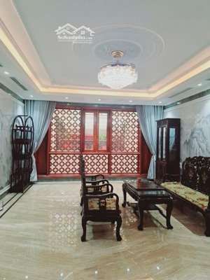 bán gấp nhà mặt phố nông vụ, kinh doanh mọi loại hình. đang sẵn dòng tiền 200tr/1 năm