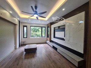 phân lô -3 ô tô tránh vỉa hè -ô chờ thang máy -kinh doanh sầm uất