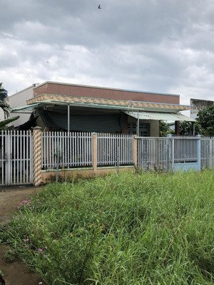 cho thuê nhà vườn mới 400m2 giá 3tr có cây ăn trái gần trường học chợ gò đen sát bên central hill