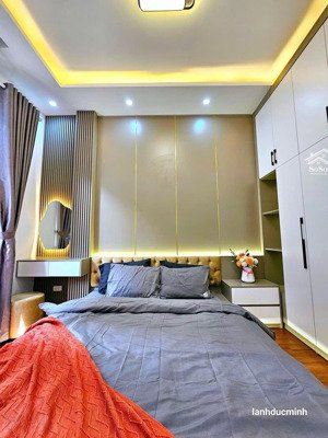 cần bán gấp căn nhà phố thái thịnh -mặt ngõ kinh doanh . nhà 2 thoáng full nội thất